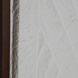 Dipinto Nakal in cartapesta e legno di paulonia in bianco, 65 x 2 x 95 cm