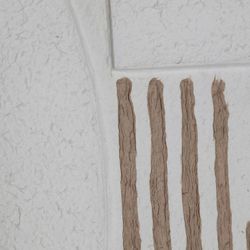 Parker maleri i papirmache og paulownia træ i hvid/natur, 65 x 2 x 95 cm