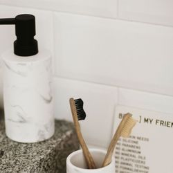 4-piece marble-effect ceramic bathroom set | marble