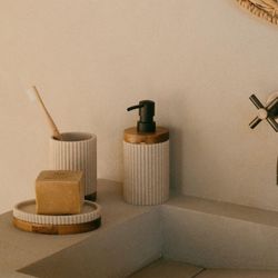 Distributeur en polyrésine et acacia beige et naturel, Ø 8 x 18 cm | Striped