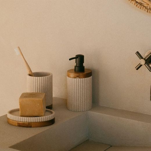 Distributeur en polyrésine et acacia beige et naturel, Ø 8 x 18 cm | Striped