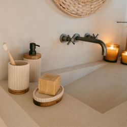 Distributeur en polyrésine et acacia beige et naturel, Ø 8 x 18 cm | Striped