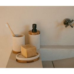 Distributeur en polyrésine et acacia beige et naturel, Ø 8 x 18 cm | Striped