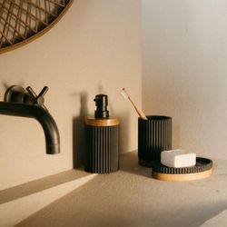 Distributeur en polyrésine et acacia noir/naturel, Ø8 x 18 cm | Rayé