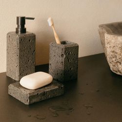 Szaro-czarny dozownik trawertynu, 7 x 7 x 19 cm | trawertyn