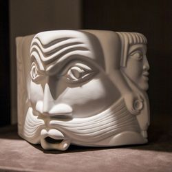 Skulptur Das Alte, das Neue und der Tod aus weißem Biskuitporzellan, 15,9 x 15,9 x 15,3 cm | Gurgeln