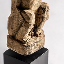Escultura étnica M em Madeira de Mango Natural/Preta, 14x14x64 cm.