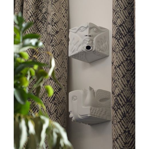 Skulptur „Krieg und Frieden“ aus weißem Keksporzellan, 16 x 16 x 16,2 cm | Gurgeln