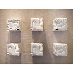 Tragödie- und Komödienskulptur aus weißem Biskuitporzellan, 15,9 x 15,9 x 15,3 cm | Gurgeln