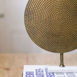 Gold/white aluminum decorative figure, 28 x 10 x 38 cm | Calypso