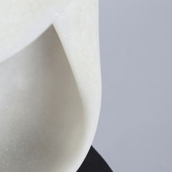 Figura decorativa  de poliresina en blanco y negro, 19 x 12 x 48 cm | Lume