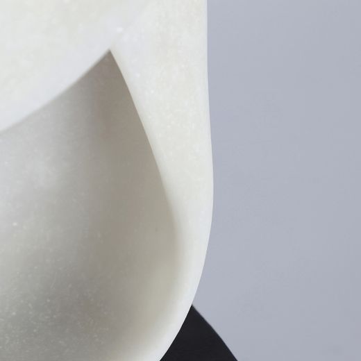 Figura decorativa  de poliresina en blanco y negro, 19 x 12 x 48 cm | Lume