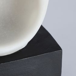 Figura decorativa  de poliresina en blanco y negro, 19 x 12 x 48 cm | Lume