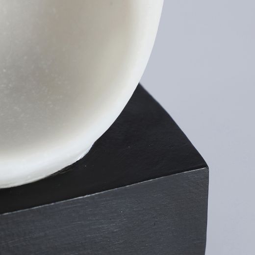 Figura decorativa  de poliresina en blanco y negro, 19 x 12 x 48 cm | Lume