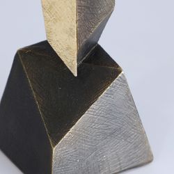 Figura decorativa  de poliresina en negro y dorado, 11 x 10 x 46 cm | Vertex