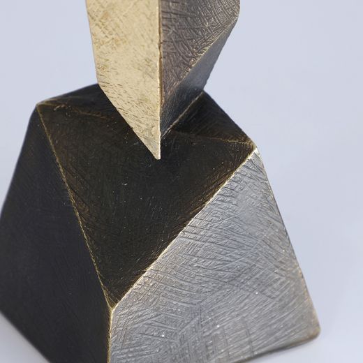 Figura decorativa  de poliresina en negro y dorado, 11 x 10 x 46 cm | Vertex