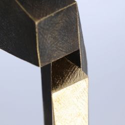 Figura decorativa  de poliresina en negro y dorado, 11 x 10 x 46 cm | Vertex