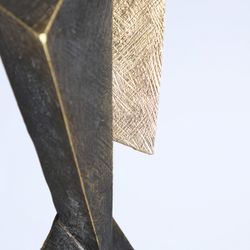 Figura decorativa  de poliresina en negro y dorado, 18 x 11 x 73 cm | Vertex