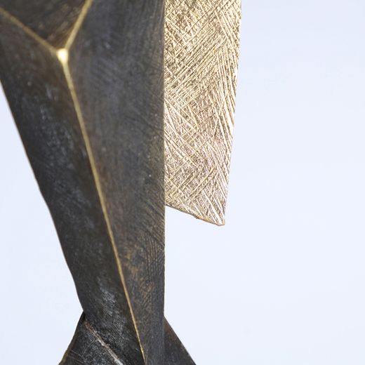 Figura decorativa  de poliresina en negro y dorado, 18 x 11 x 73 cm | Vertex