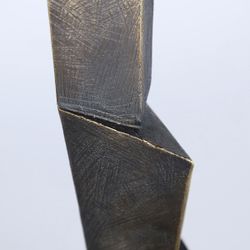 Figura decorativa  de poliresina en negro y dorado, 18 x 11 x 73 cm | Vertex