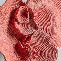 Dekorativ harpiksfigur i pink, 32 x 15 x 23 cm | Rev