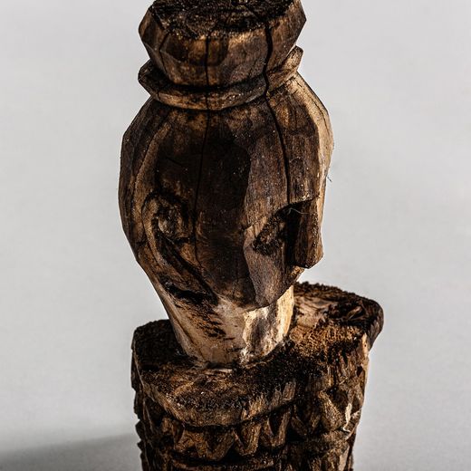 Figura étnica  de Teka Natural, 10x10x28 cm.