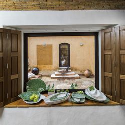 Faience platter in green, 43.2 x 38.6 x 7 cm | Leaves