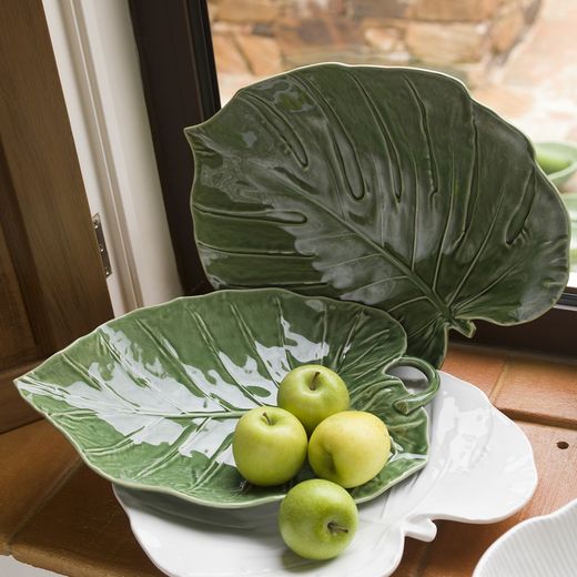 Faience platter in green, 43.2 x 38.6 x 7 cm | Leaves