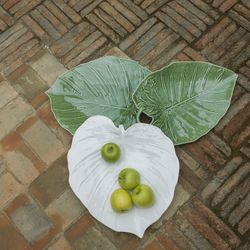 Faience platter in green, 43.2 x 38.6 x 7 cm | Leaves
