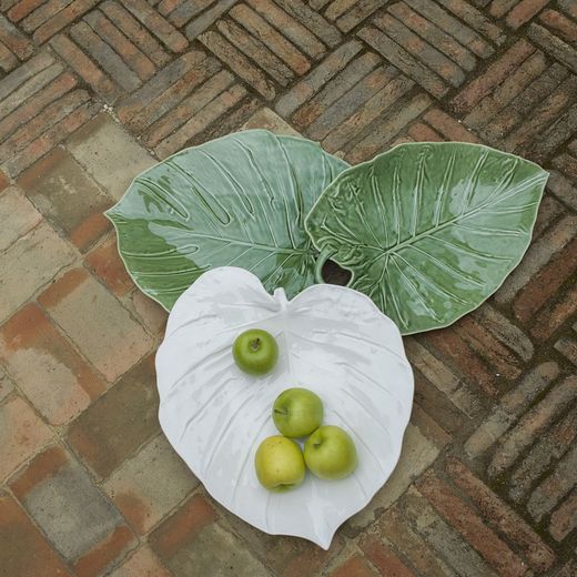 Faience platter in green, 43.2 x 38.6 x 7 cm | Leaves