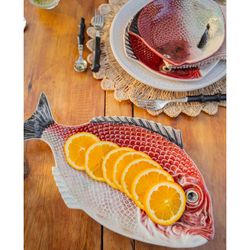 L-Platte aus granatrotem und weißem Steingut, 51 x 29 x 5 cm | Fisch