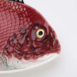 L-Platte aus granatrotem und weißem Steingut, 51 x 29 x 5 cm | Fisch