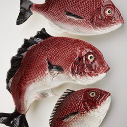L-Platte aus granatrotem und weißem Steingut, 51 x 29 x 5 cm | Fisch