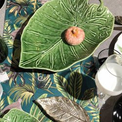 Faience L platter in green, 41.5 x 28 x 7.5 cm | sunflower leaves