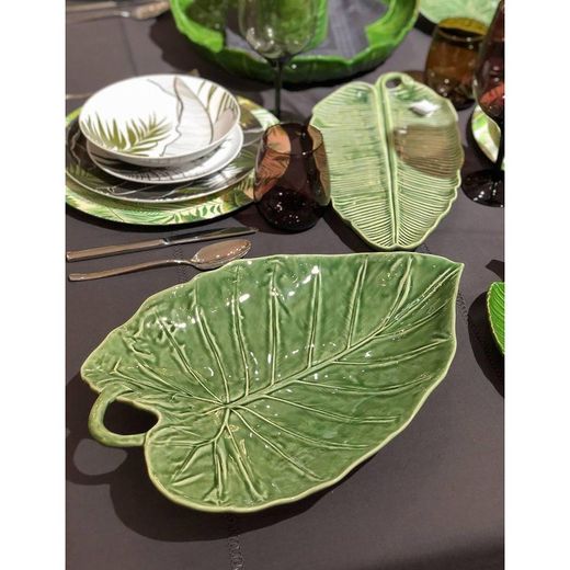 Faience L platter in green, 41.5 x 28 x 7.5 cm | sunflower leaves
