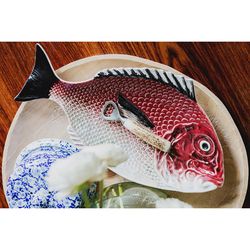 Fuente M de loza en granate y blanco, 42 x 22 x 4,5 cm | Peces