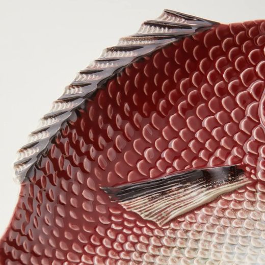 Fuente M de loza en granate y blanco, 42 x 22 x 4,5 cm | Peces