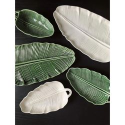 Piatto in terracotta verde M, 39 x 26 x 4 cm | foglie di banana