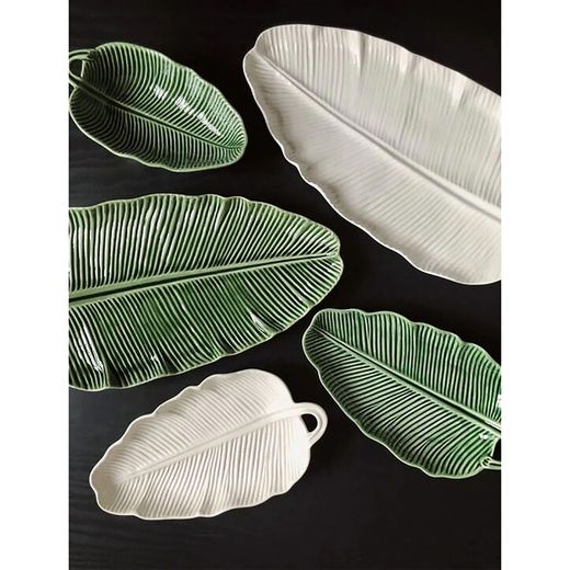 Groen aardewerken schaal M, 39 x 26 x 4 cm | bananen bladeren