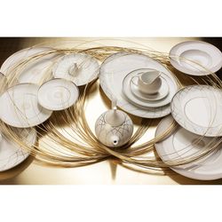 Small oval porcelain platter in white, beige and gold, 34.7 x 26.5 x 2.8 cm | Terrace