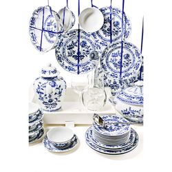 Petit plat ovale en porcelaine blanc et bleu, 41,6 x 31,7 x 3,8 cm | Margao