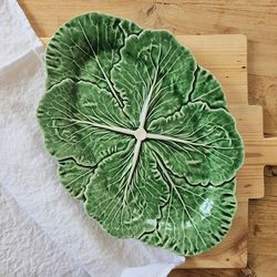 S oval earthenware platter in green, 37.5 x 26 x 3.5 cm | Cabbage