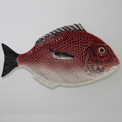S dish made of earthenware in maroon and white, 27 x 14 x 3 cm | Fish