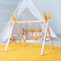 Gimnasio de bebé montessori de pino en natural, 63 x 30 x 57 cm | Hanger