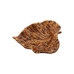 Small birch leaf made of earthenware in chestnut colour, 17 x 14.5 x 5.5 cm | Gudrum