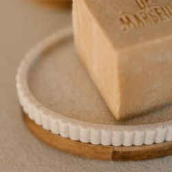 Porte-savon beige/naturel en polyrésine et acacia, 14 x 9,5 x 3 cm | Rayé