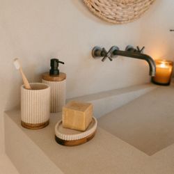 Porte-savon beige/naturel en polyrésine et acacia, 14 x 9,5 x 3 cm | Rayé