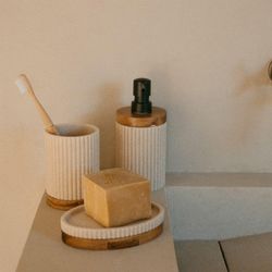 Porte-savon beige/naturel en polyrésine et acacia, 14 x 9,5 x 3 cm | Rayé