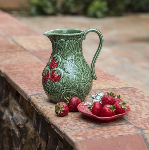 Earthenware jug in green and red, 18.5 x 15 x 22 cm | Strawberries