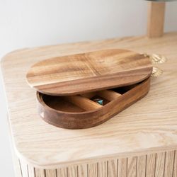 Acacia wood jewelry box in brown, 24 x 14 x 3.5 cm | Acacia